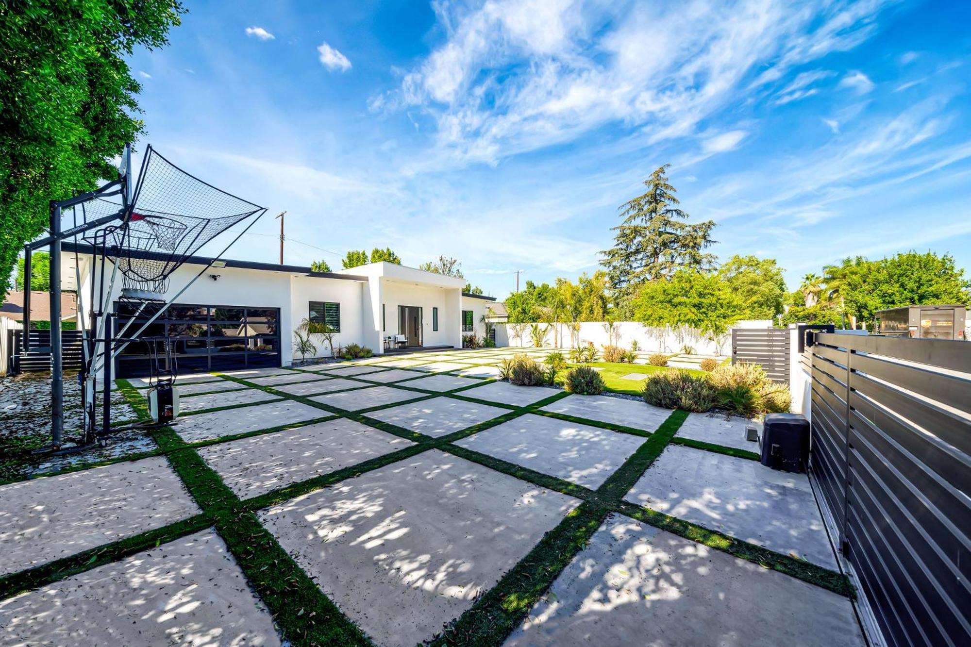 Poolside Paradise 5br 4ba