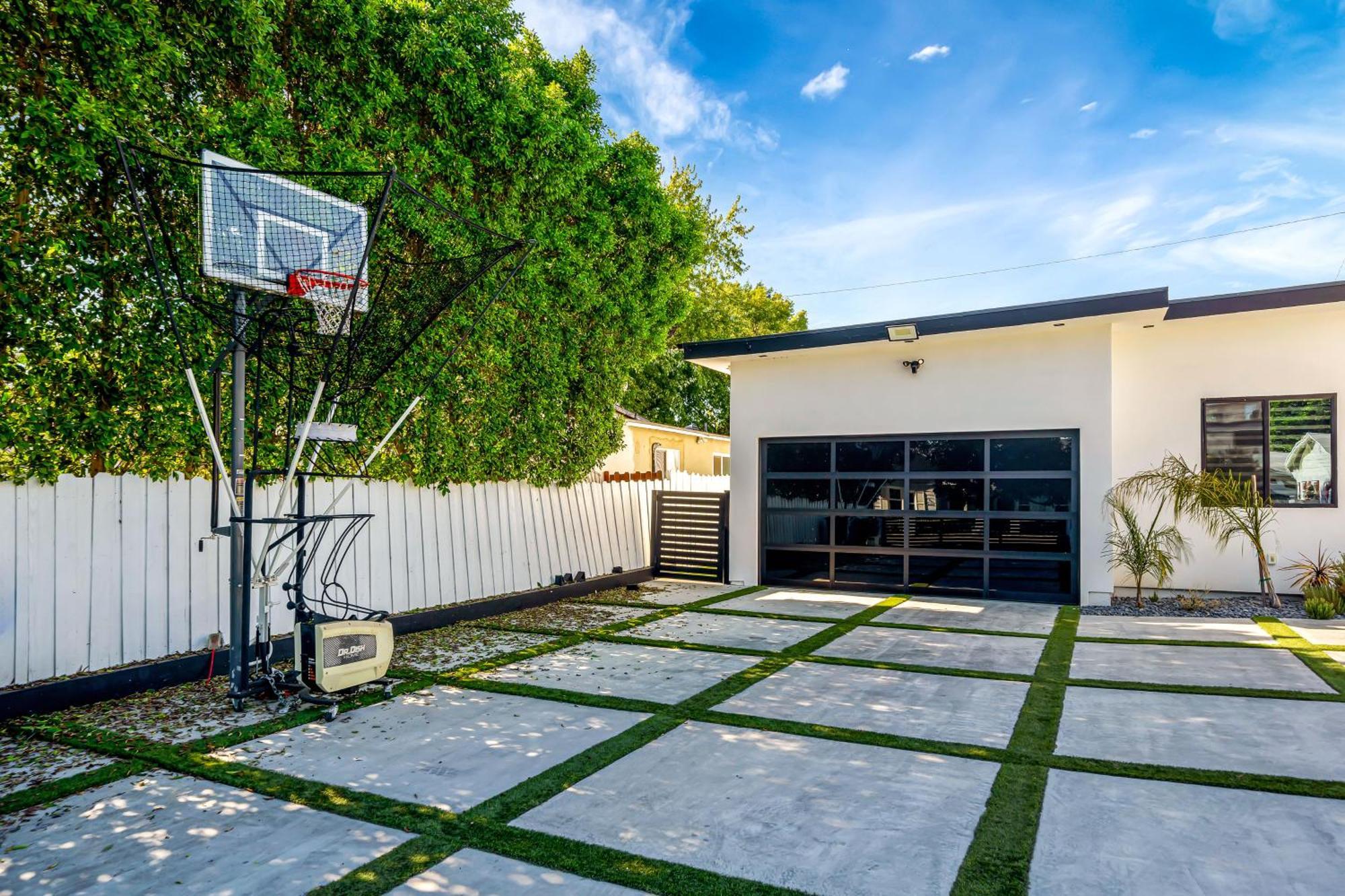 Poolside Paradise 5br 4ba *