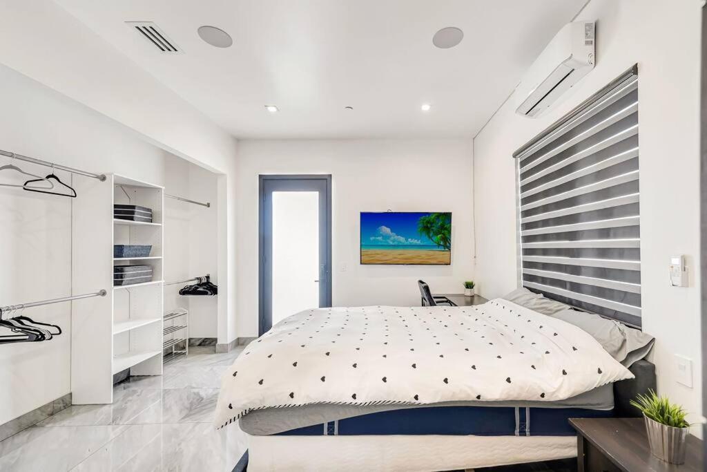 Poolside Paradise 5br 4ba *