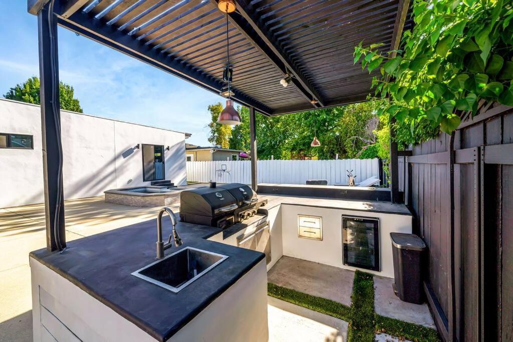 Poolside Paradise 5br 4ba Los Angeles
